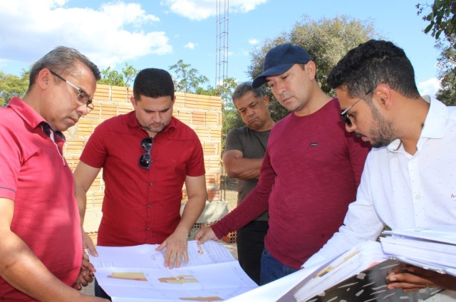 Prefeito Magno visita obras nas zonas urbana e rural de Castelo do Piauí